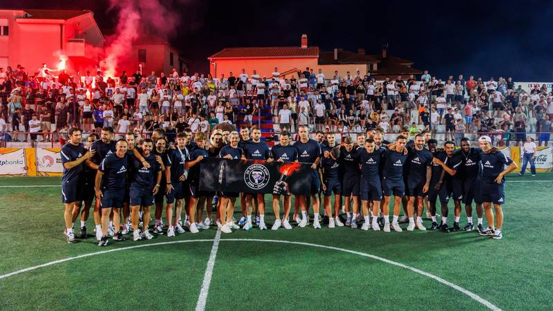 Navijači Hajduka: 'Ovo je bio sudac sa Temua'. 'Marko Livaja je Hajduk'. 'Dovesti napadača!'