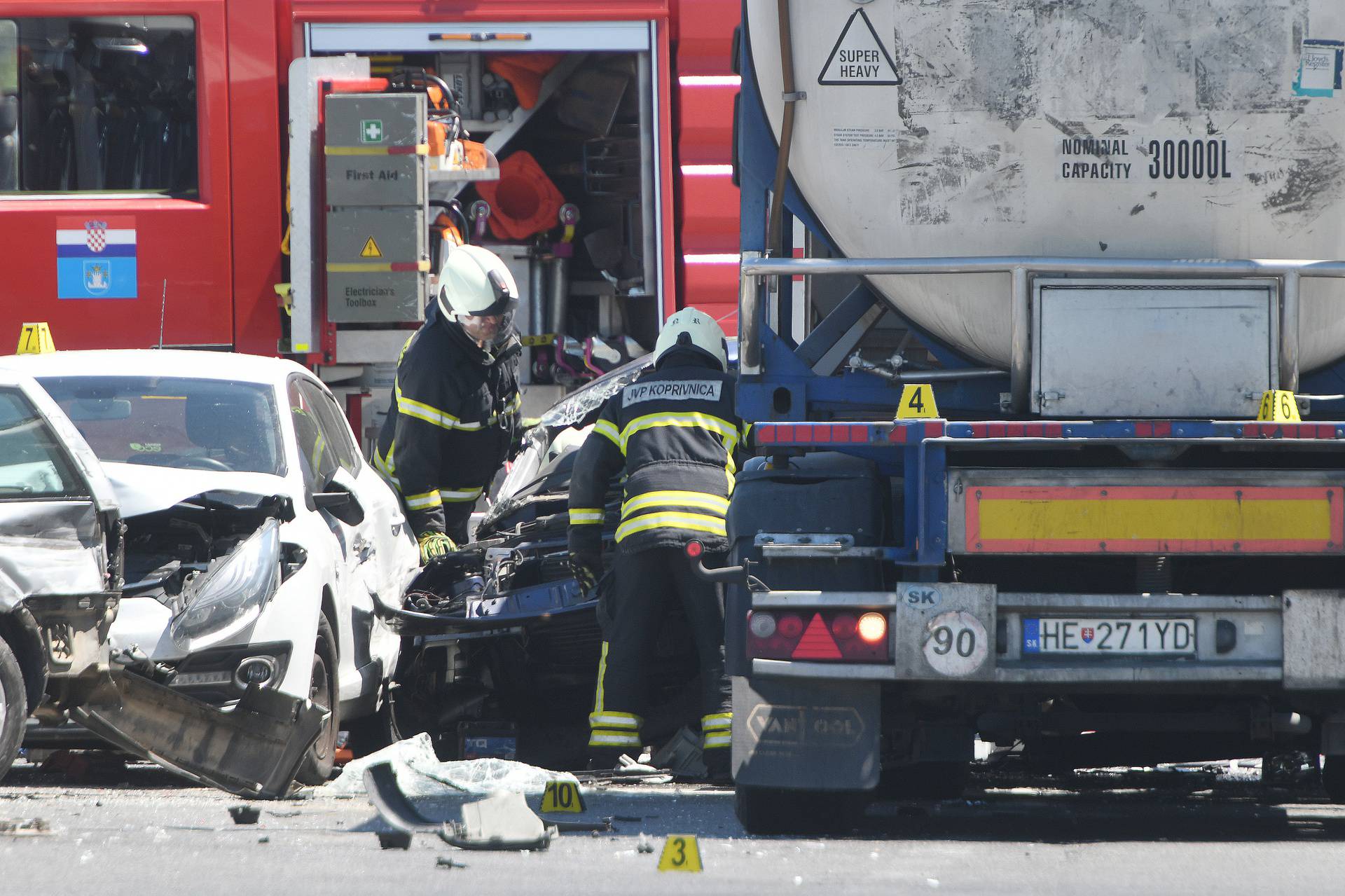 Koprivnica: U sudaru teretnjaka i tri auta poginula jedna osoba