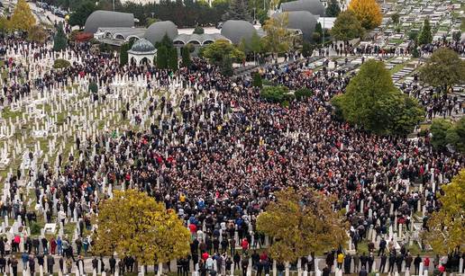 FOTO Tužni prizori iz Sarajeva: Tisuće ljudi došlo na posljednji ispraćaj Halida na groblju...