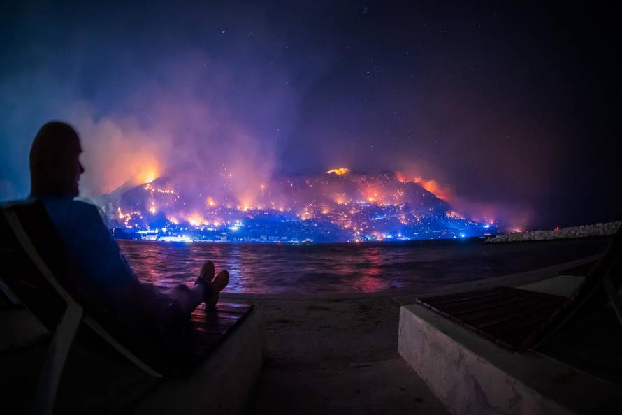 Omiš:  Pogled na Omiš sa ušća Cetine. 