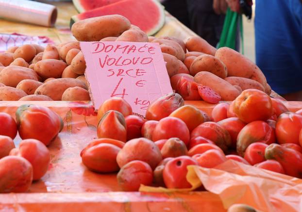 Šibenik: Bogata ponuda vo?a i povr?a na gradskoj tržnici