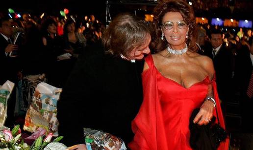 Gerard Depardieu zurio u dekolte Sophie Loren