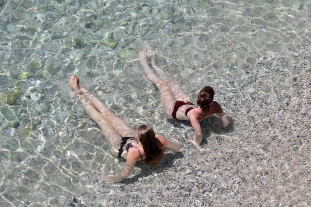 Rijeka: Ljudi u&zcaron;ivaju u sun&ccaron;anju i kupanju na pla&zcaron;i 