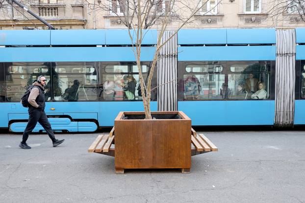 Zagreb: U Draškovićevoj ulici postavljene nove žardinjere s klupicama
