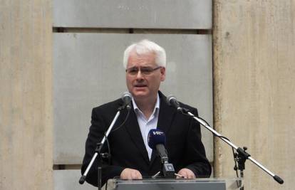 Josipović: Povezivanje cijele zemlje mora biti naš prioritet 