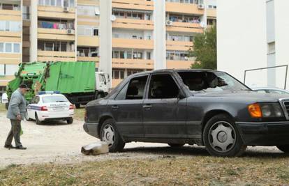 Razbili su prozor i ulili benzin: Mercedes iznutra skroz izgorio