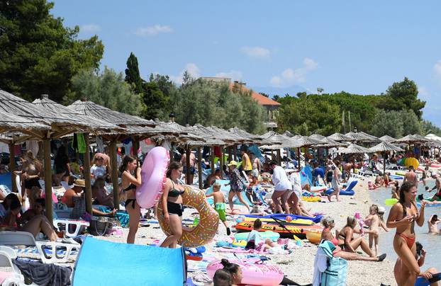 Popunjene plaže na otoku Viru ne odaju dojam da je turistička sezona oslabila