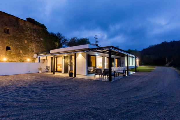 Ova istarska ljepotica među 1000 maslina ima pogled na jezero koji obara s nogu