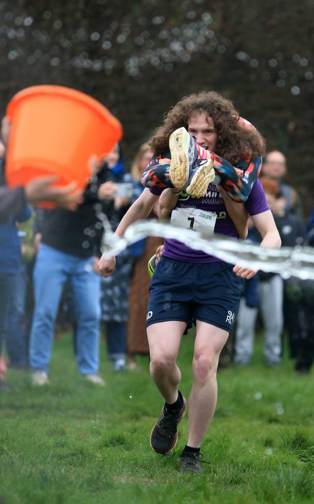 Utrka nošenja supruga u Dorkingu