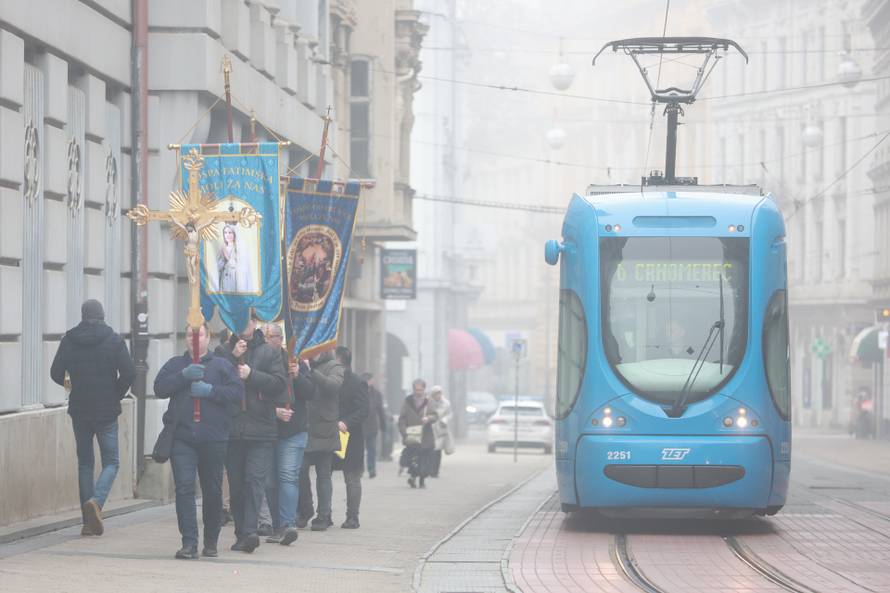 Molitelji od ranih jutarnjih sati kle?e na Trgu bana Josipa Jela?i?a, do?ekao ih je kontraprosvjed