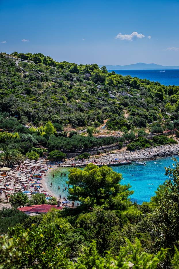 Otočić Pokonji Dol obiđe se u samo 600 koraka, a na njemu ponosno stoji svjetionik iz 1872.