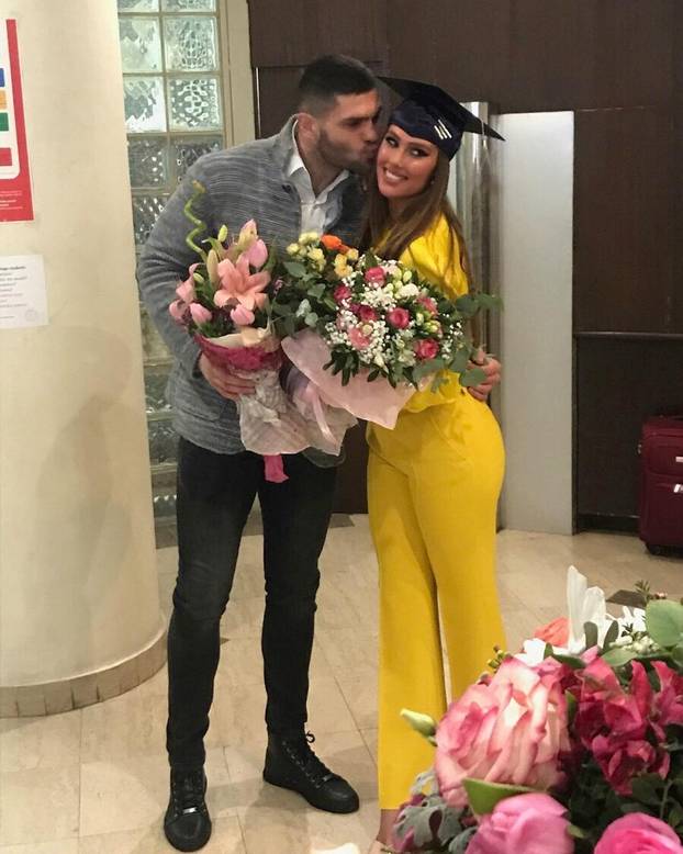 FOTO Ovo je ljepotica koja je osvojila srce Filipa Hrgovića. Od početka stoji uz 'El Animala'...