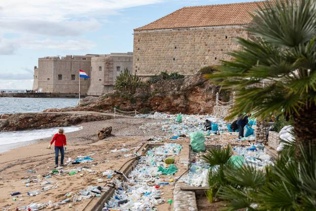Dubrovnik: Čišćenje gradske plaže Banje od smeća i plastike nanesenih jugom