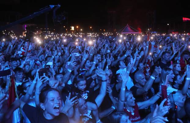 Dugopolje: Thompson održao koncert na prepunom stadionu Hrvatskih vitezova