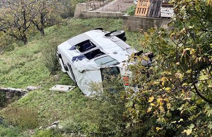 'Kombi mi je sletio u dvorište, bio je skršen, na boku. Vozač je svu djecu sam iznio na rukama'