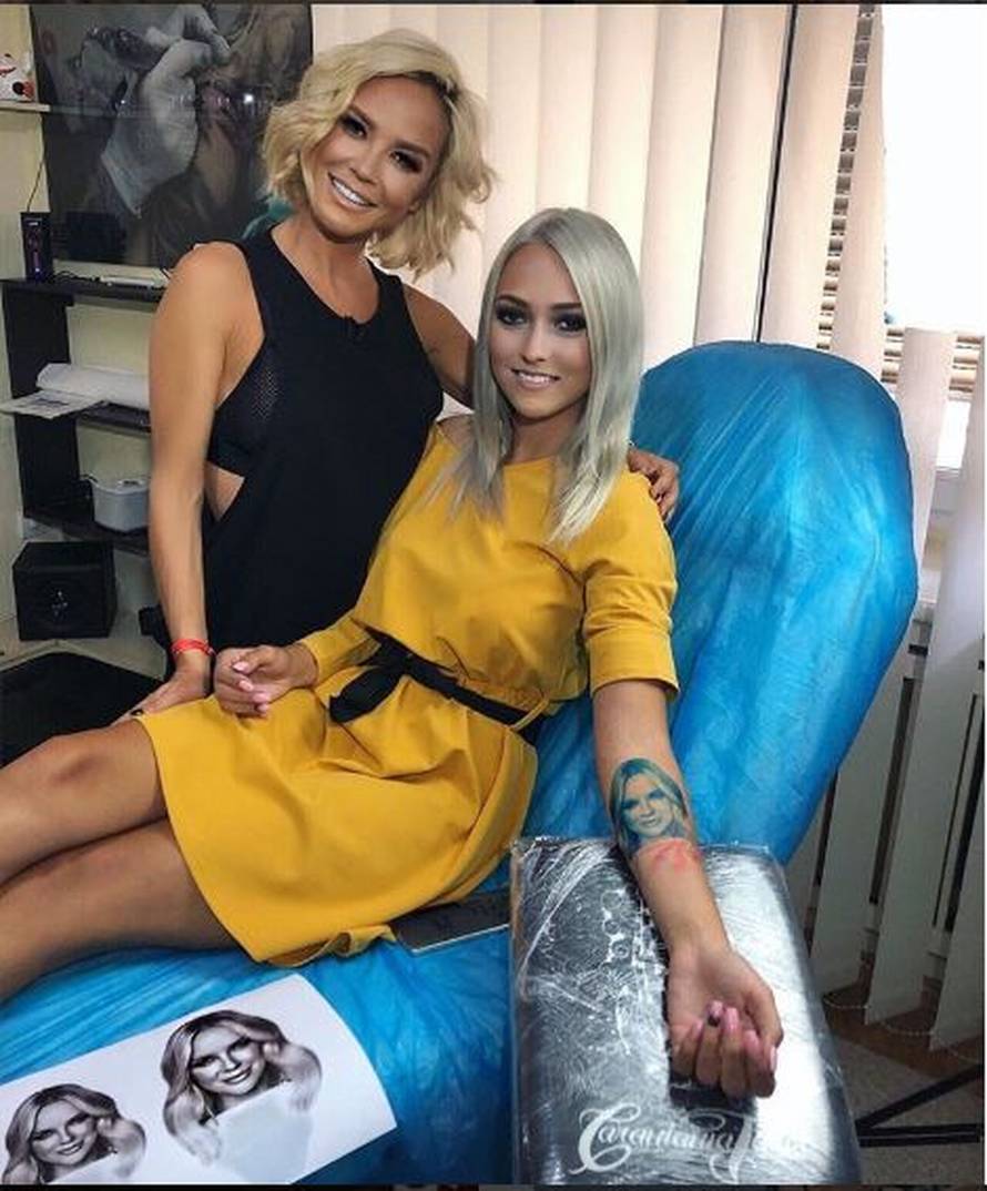 Mikrofon Maje Šuput govori svim kupcima da ih jako voli...