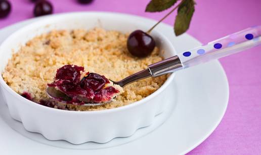 Fantastični crumble s trešnjama idealan je desert za vruće ljeto