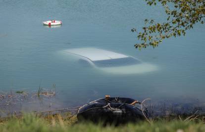 Ronioci su izvukli automobil koji je plivao u jezeru u Zagrebu...