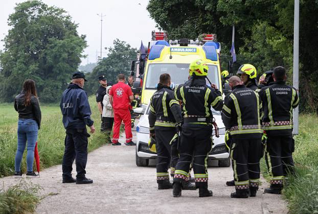 Zagreb: Vatrogasci spašavaju čovjeka koji je propao između šina na Željezničkom mostu