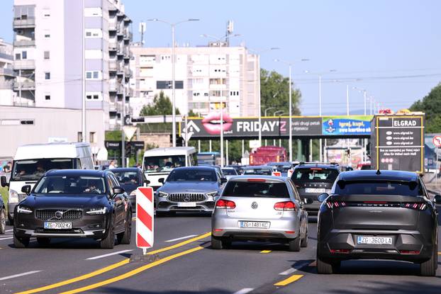 Zagreb: Zbor kvara bagera podvožnjak kod Vjesnika i dalje zatvoren, policija i prometni redari reguliraju promet premosnicom