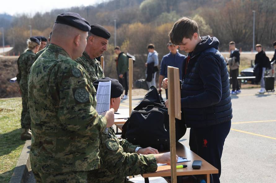 Ministar Anušić i general Kundid na prvom danu TVO-a na Slunju