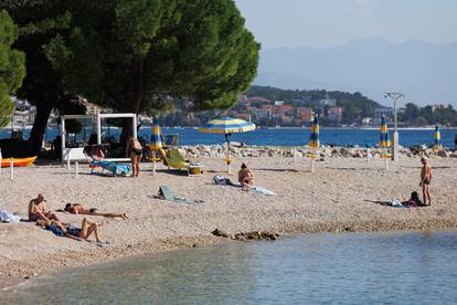 Pa skoro je ista temperatura u moru i vani! Sunce je upržilo, evo kakvo je stanje na obali