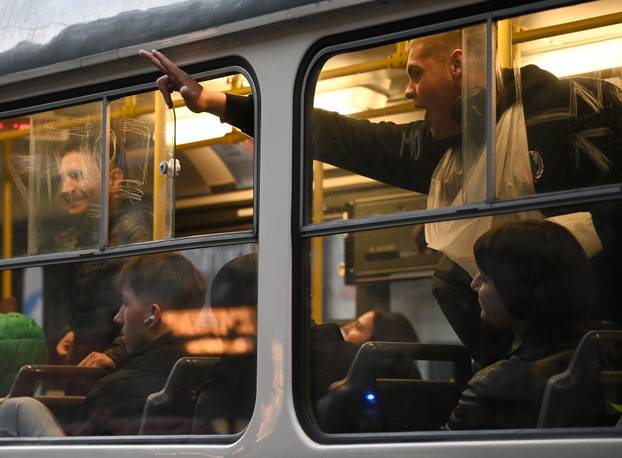 Prag: Hrvatski navijači u korteu idu do stadiona