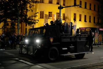 Neredi u Beogradu, sukobili se prosvjednici i policija