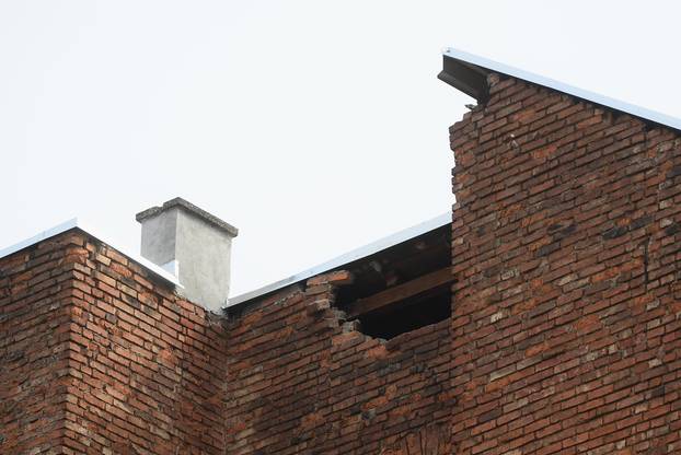Zagreb: Oštećeni krovovi nakon potresa velika su opasnost za prolaznike