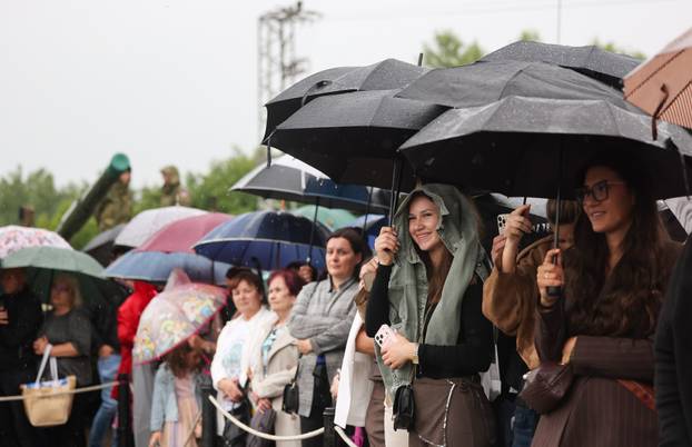 FOTO Suze i zagrljaji u Požegi: 900 novih ročnika položilo prisegu, među njima i 53 žene