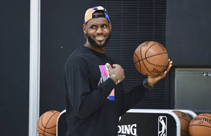 LeBron klinca ganuo do suza: 'Nadam se da dolaziš u NBA...'