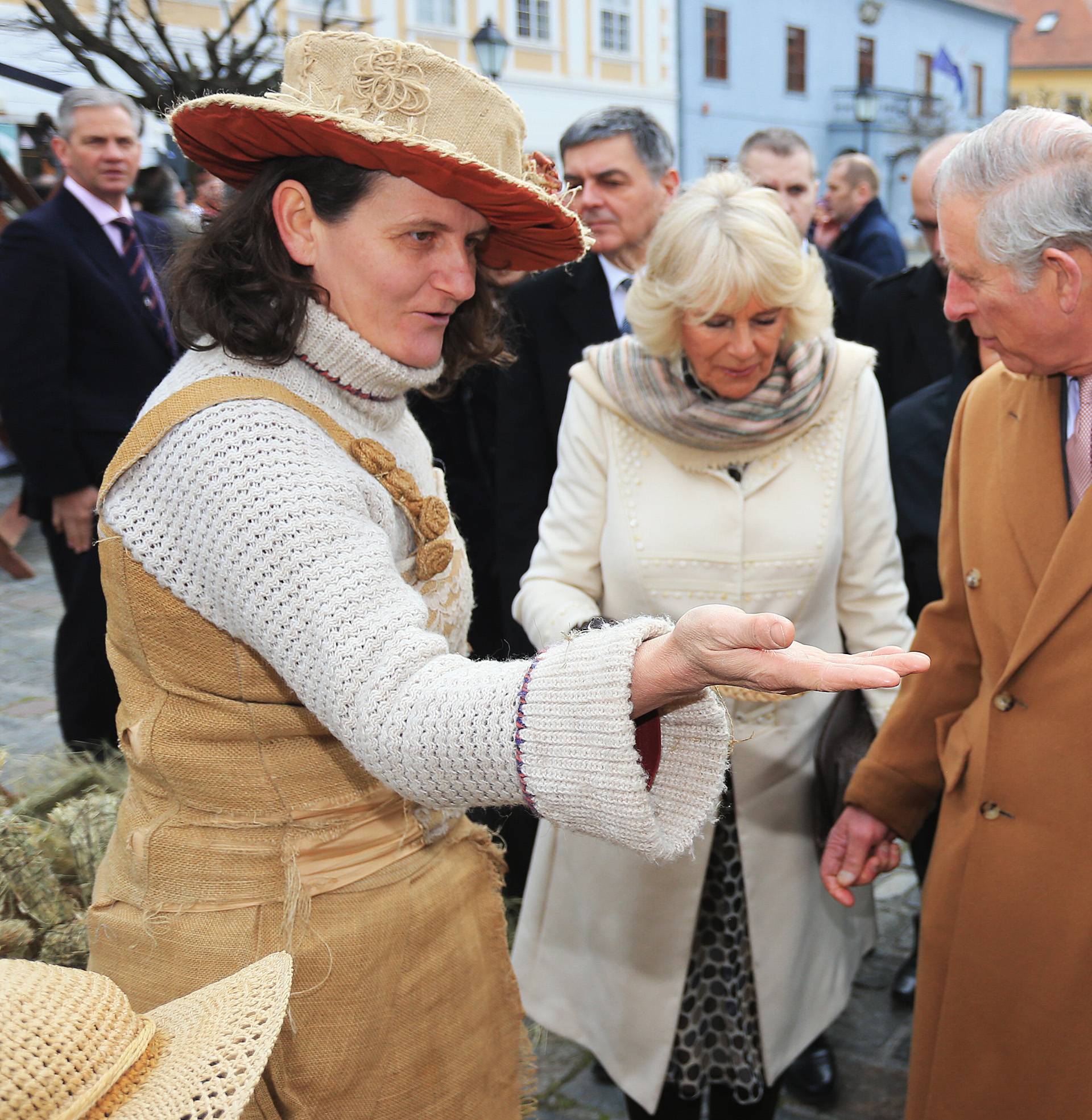 Charles i Camilla u Osijeku: Na trgu ih je dočekalo 2000 ljudi