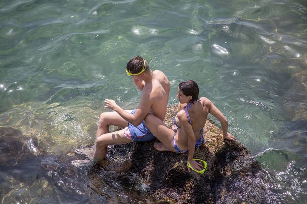 Dubrovnik: Spas od velikih vrućina monogi potražili u moru ili na gradskim fontanama