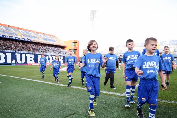 Igrači Dinama i Rijeke s djecom na terenu u sklopu humanitarne akcije "Daruj otkucaj života"