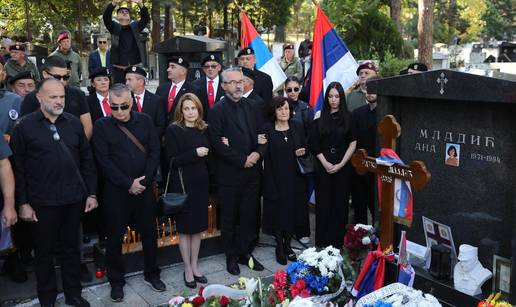 FOTO U Srbiji odali po&ccaron;ast zlo&ccaron;incu Mladi&cacute;u: Obred za 40 dana od njegove smrti