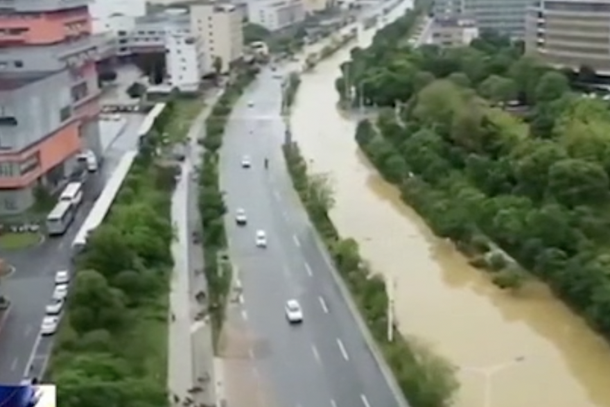 Zbog snažnih oluja se u Guangdongu srušio most