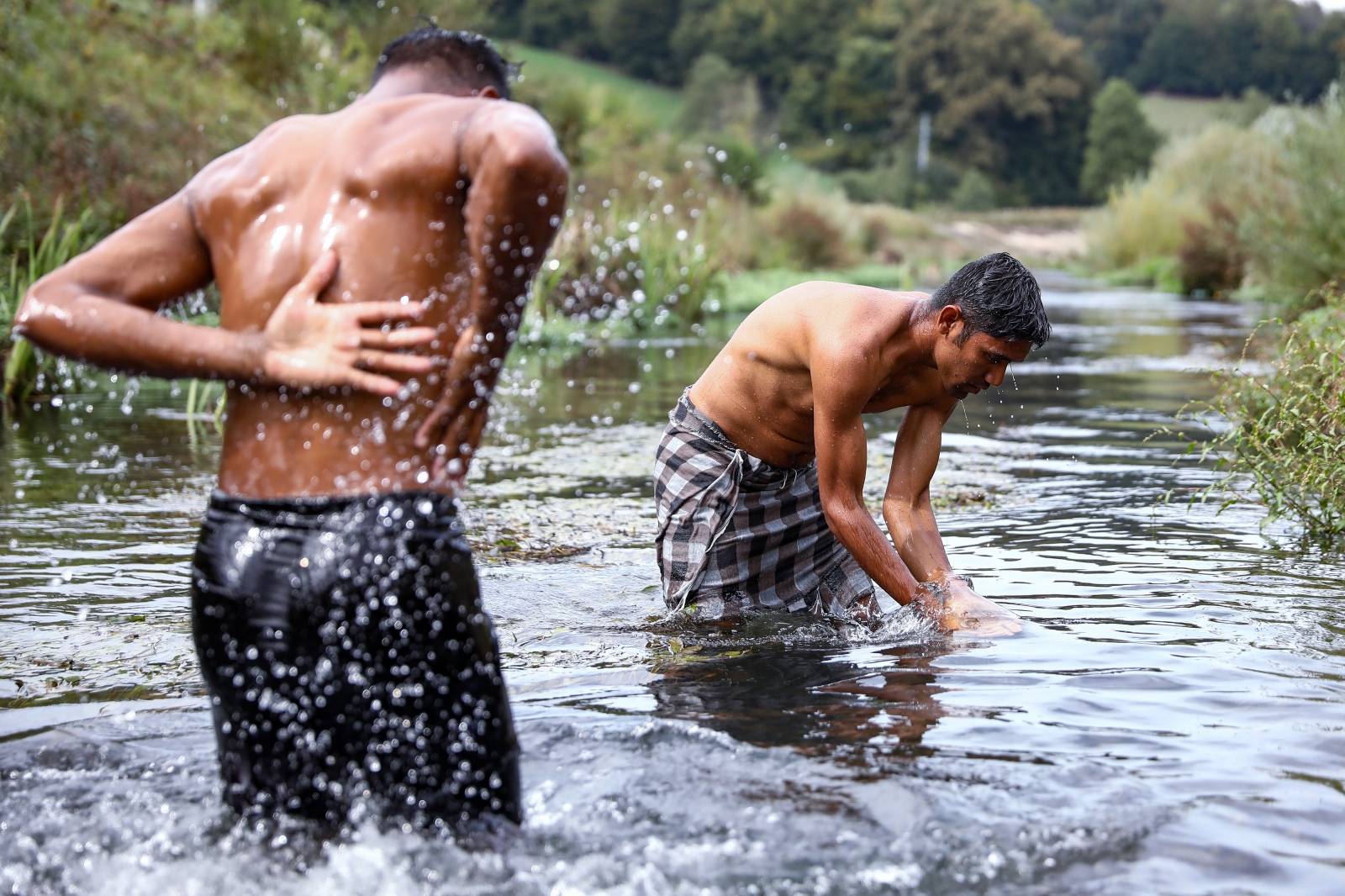 Migranti formirali novi kamp u šumama iznad Mirala u Velikoj Kladuši