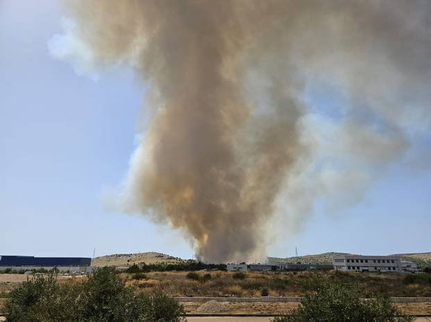 FOTO Veliki požar u Šibeniku: 'Na terenu su sve vatrogasne snage, digli smo i kanadere'