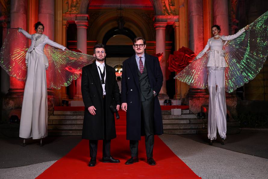 Zagreb: Dolazak uzvanika na dodjelu medijske nagrade "Večernjakova ruža" u Hrvatskom narodnom kazalištu