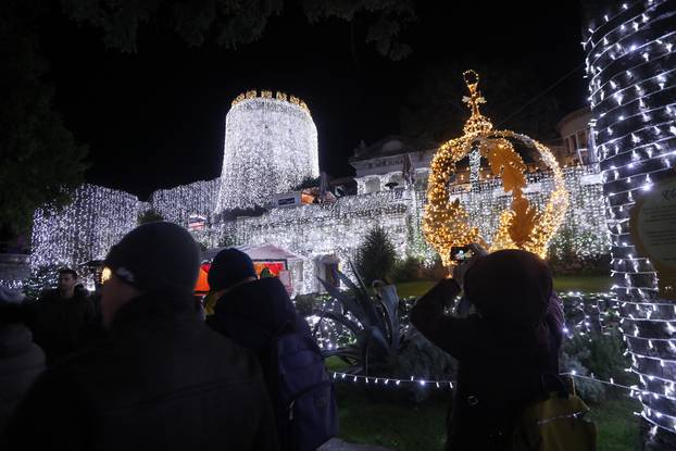 Rijeka: Trsatska gradina okićena s više od dvanaest kilometara lampica, djeluje spektakularno