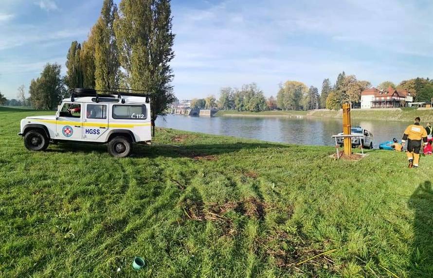 Prevrnuli se čamcem u Korani i nestali - traže ih već peti dan
