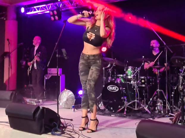 FOTO Lille bujnim dekolteom raspametila fanove: Poslala im je vrlo sočnu poruku iz studija