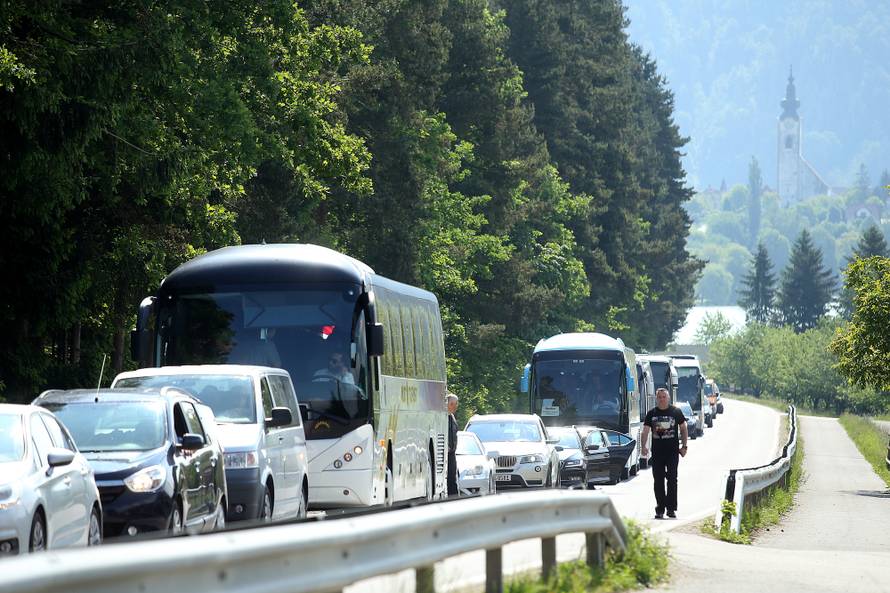 Jandrokovića izviždali: Ovdje smo da odamo počast žrtvama