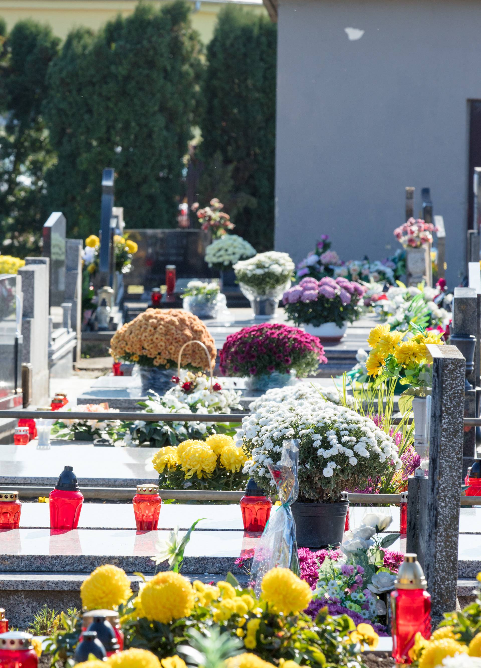 Dan je Svih svetih: Pogledajte fotografije s hrvatskih groblja