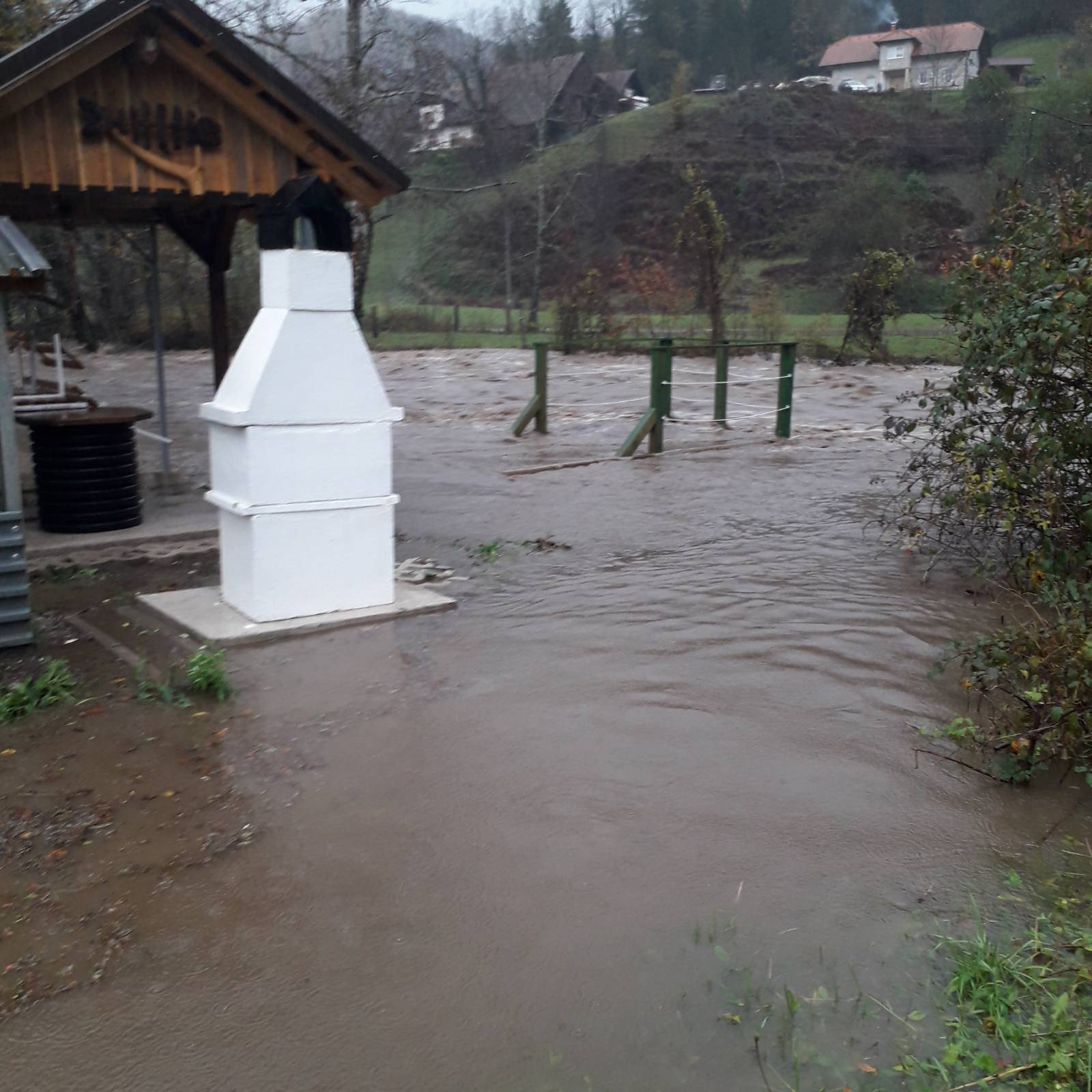 Opasnost od poplava: Krenula bujica u Tršću, diže se Kupa