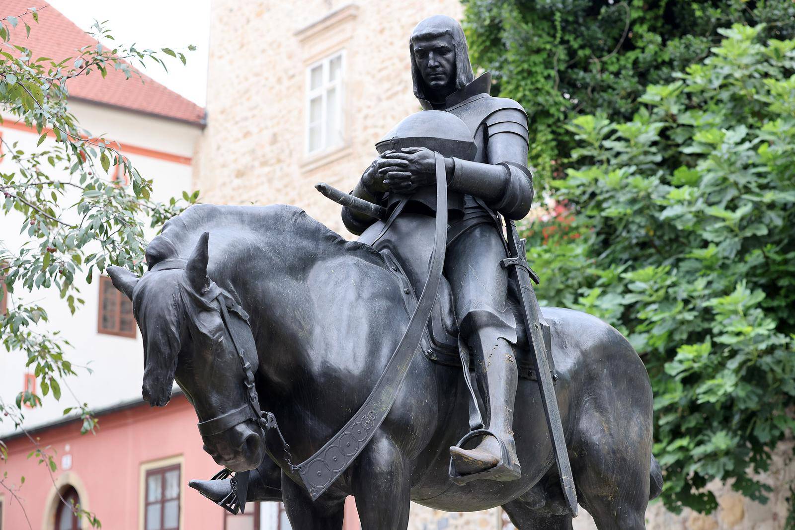 Zagreb: Slomljeno koplje na spomeniku Svetom Jurju