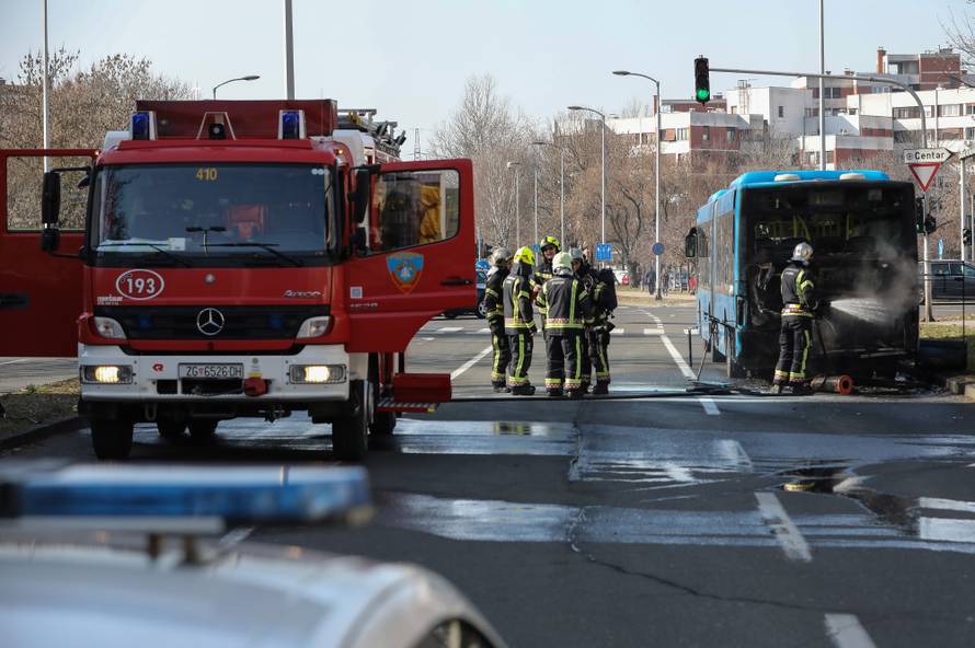 Zagreb: Vatrogasci ugasili poÅ¾ar na autobusu ZET-a na izlasku iz naselja Dugave