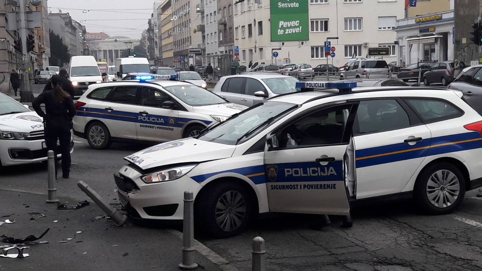 Krš i lom u središtu Zagreba: Sudarili se s policijskim autom