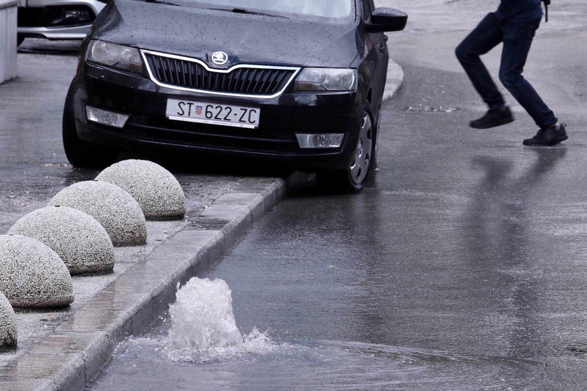 Zbog obilne kiše u Splitu ulice su poplavljene