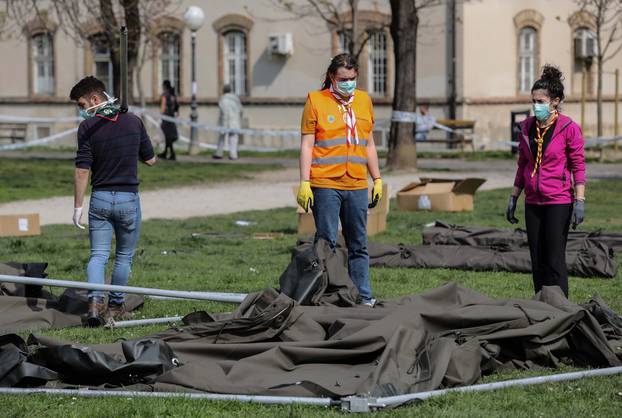 Zagreb: Volonteri klubova izviđača raspremaju šatore za koje se pokazalo da nisu potrebni